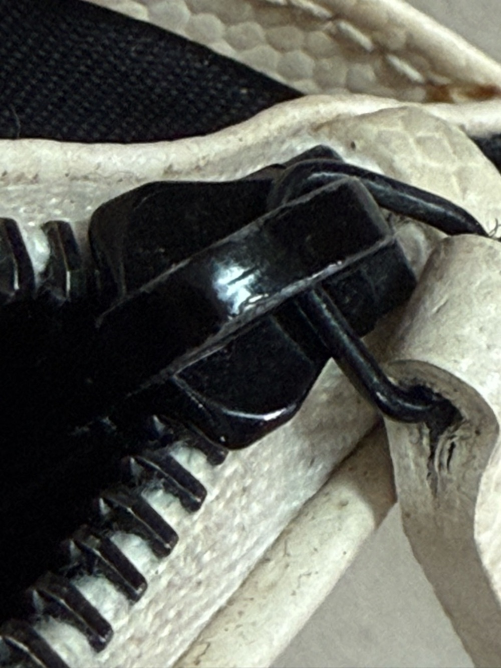 SAINT LAURENT
White Matelasse Quilted Grained Leather Envelope Chain Wallet Bag - Picture 8 of 12